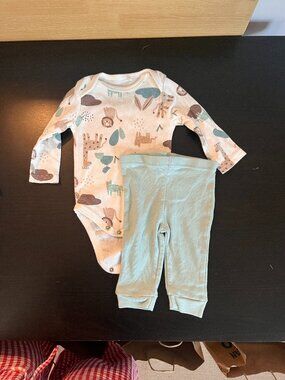 [$2 in a bundle] Dream Gro Lions onesie with leggings 3-6m